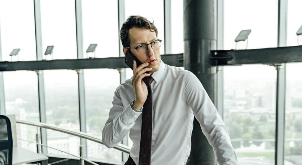 B2B sales rep using cold calling software dialer to increase outbound call volume