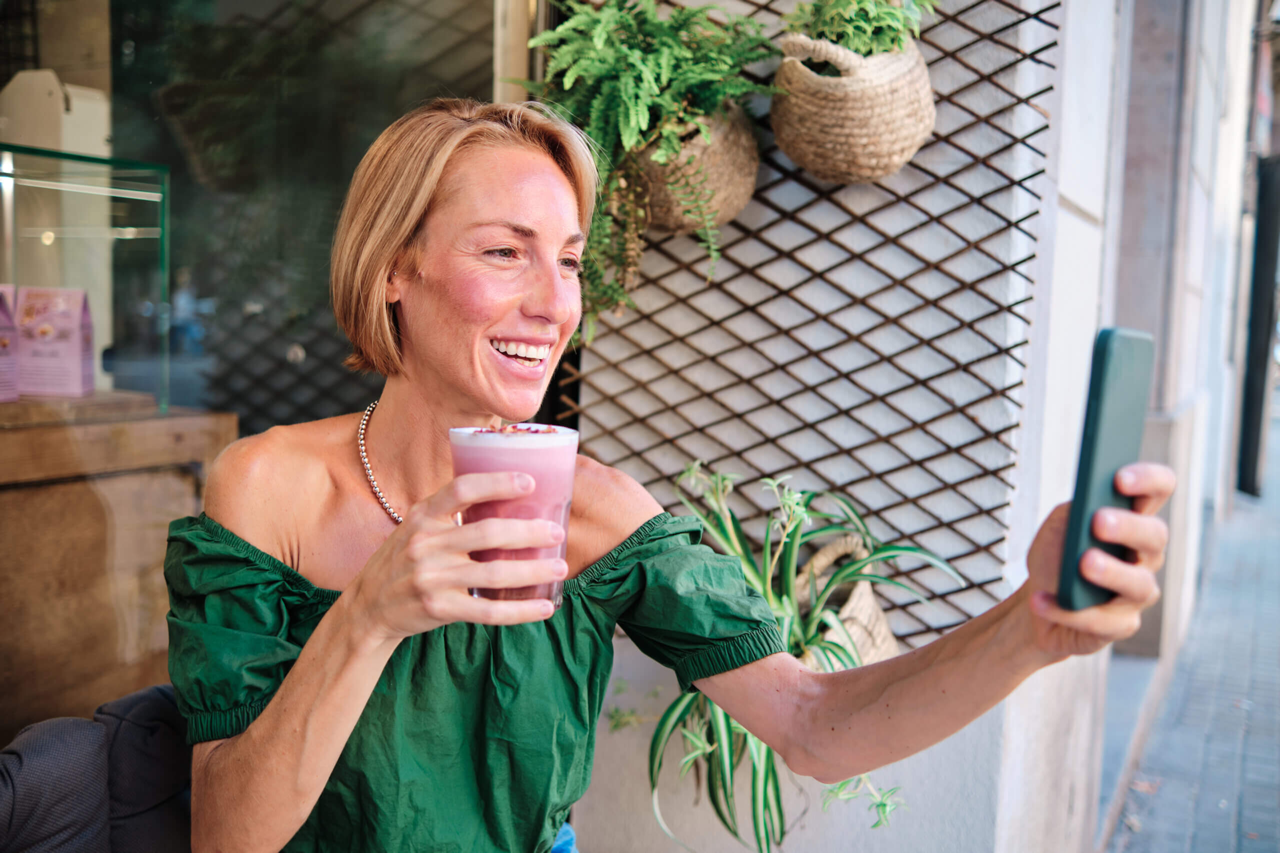 B2B salesperson drafting effective LinkedIn connection messages to boost acceptance and replies