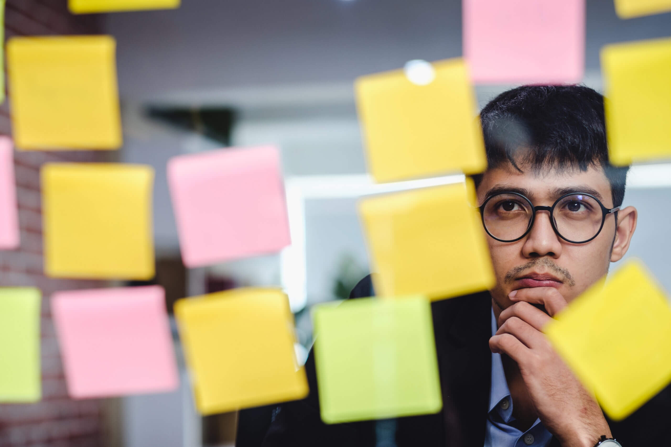 B2B salesperson sending personalized LinkedIn messaging tips to increase replies and meetings