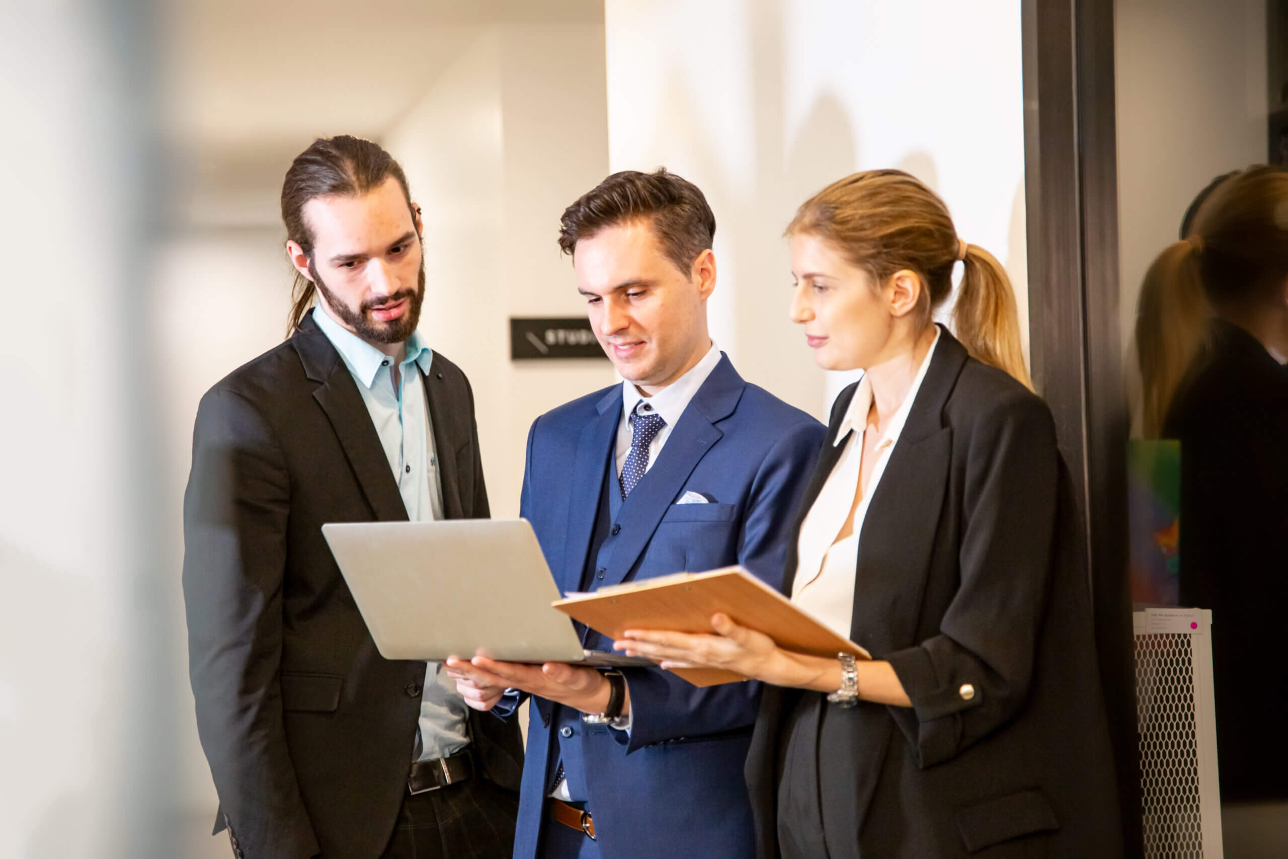 SDR using LinkedIn lead generation with Sales Navigator to filter and target prospects
