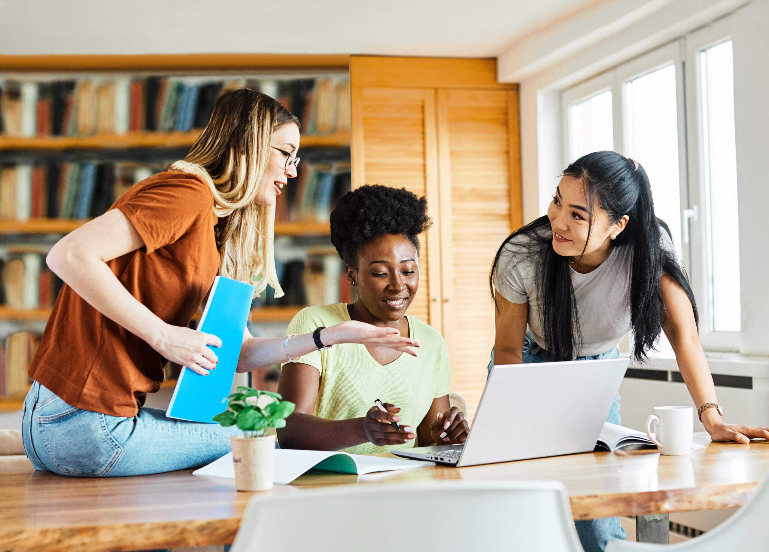 B2B marketers building an email marketing process on laptop with campaign dashboard
