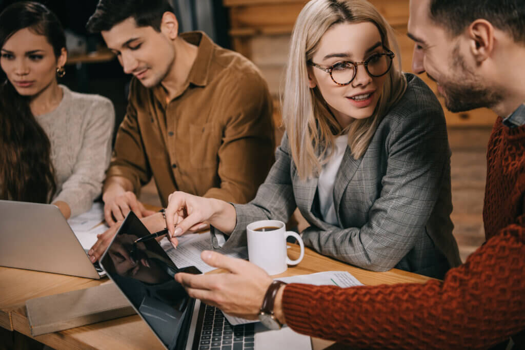 B2B sales team using LinkedIn marketing and lead generation strategy on laptop dashboard